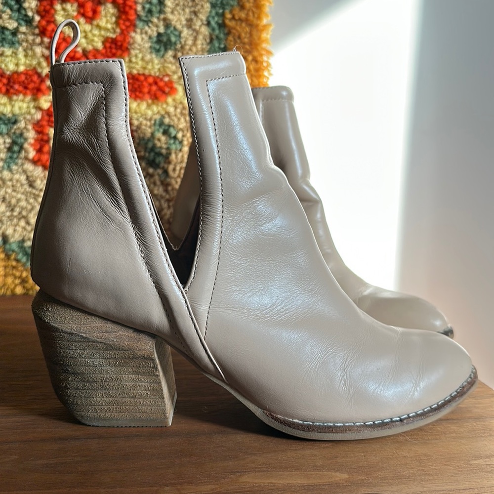 Jeffrey Campbell Blush Pink Leather Cromwell Cut Out Bootie Size 8